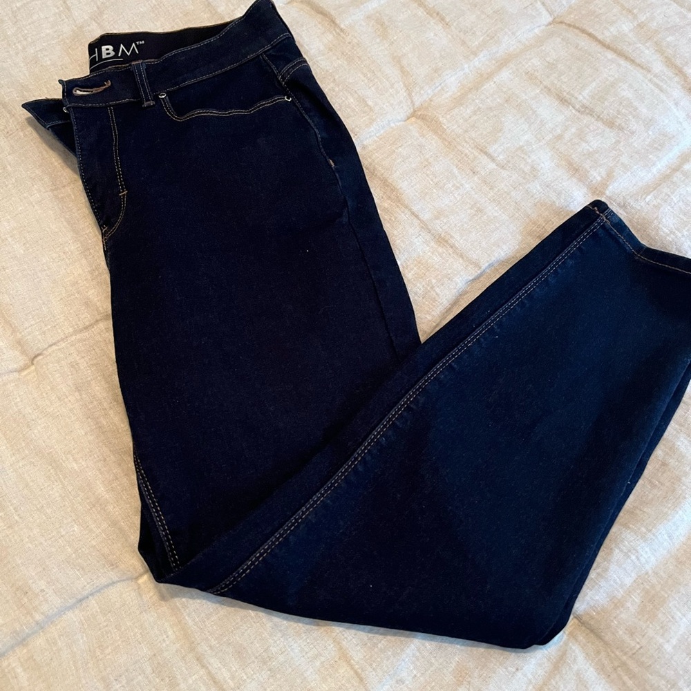 White House Black Market size 6 dark blue jeans
